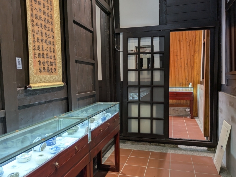 通路の展示 通路部分に展示された当時の生活用具。