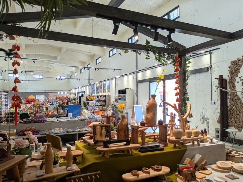 木工製品の店 木工製品やお土産物を扱う店舗の外観。