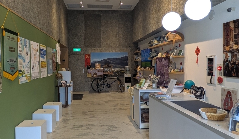 米倉生活館の展示 米倉生活館のエントランスでの暮らしの展示と特産品の販売。
