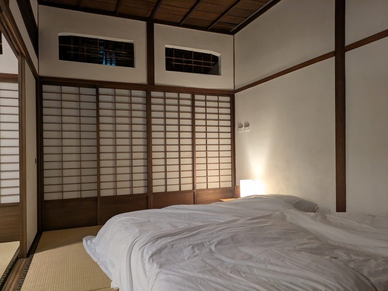 畳の間に布団が敷いてある寝室。左側が座敷。