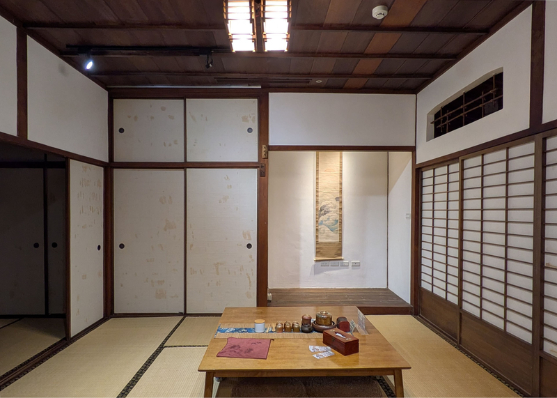 床の間のある座敷。この部屋の左手と手前の部屋が6畳間の寝室。