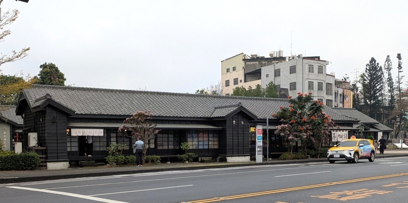 道路側の日本家屋 道路側に面して建つ2戸一の日本家屋。