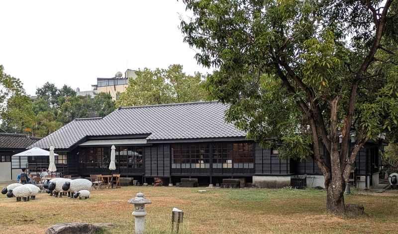 2戸一日本家屋 カフェや石鹸を販売する店舗に活用された2戸一の日本家屋。