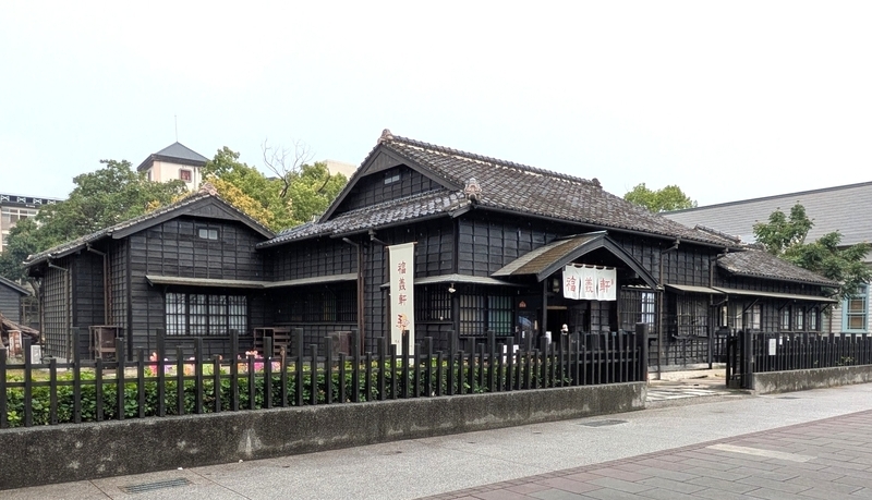 祈福館 当時の招待所を活用した祈福館の外観。展示や食品販売を行う建物。