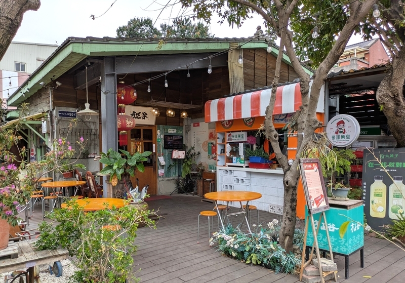 エントランスのカフェ メインエントランスに面してあるカフェ。