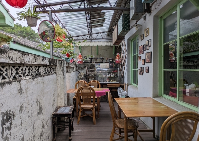 カフェテラス 路地に面するカフェのテラス席。