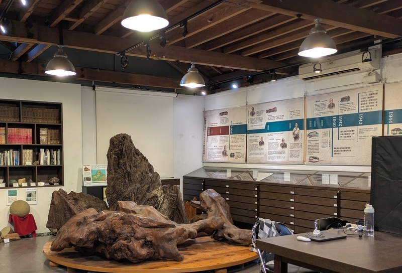 標本展示 古木や鉱物などの標本が展示されている様子。