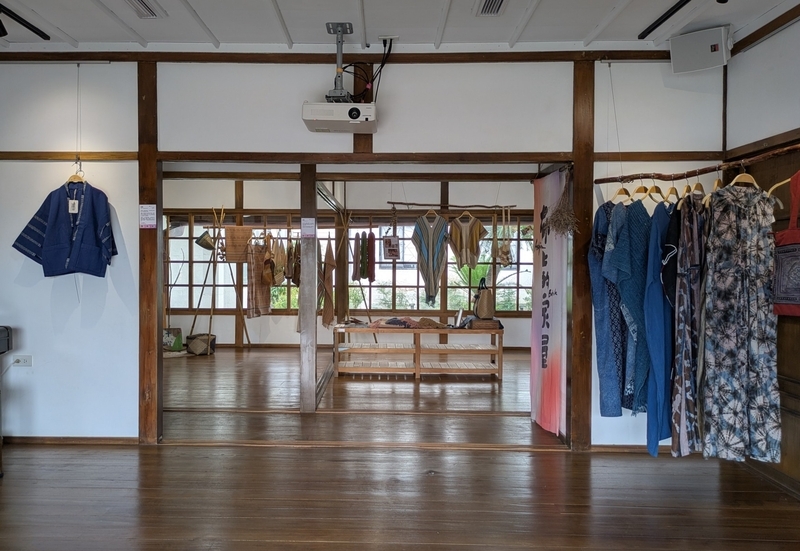 連続する室内 二間を連続して使用している室内空間。