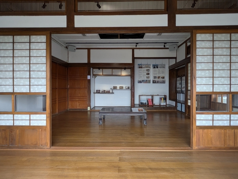 広縁と居間 広縁と連続した居間空間。床の間も再現されている。