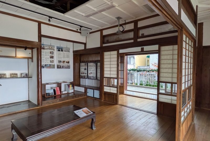 2階展示室 家具や調度品が置かれた2階の展示室。