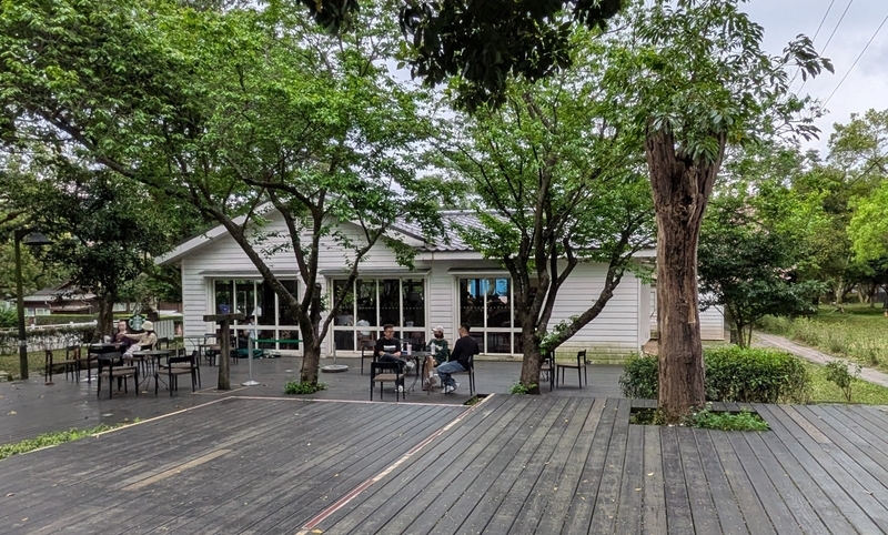 ウッドデッキ空間 住宅の間の外部空間はウッドデッキ。奥に見えるのは草山星巴克(Starbucks)のテラス席。