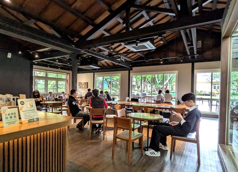 店内 店内の客席。小屋組も分かる。