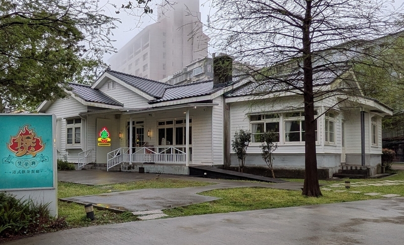 優築興 外観 飲茶が楽しめる「優・築・興」。警察駐在所にもなったことがある。