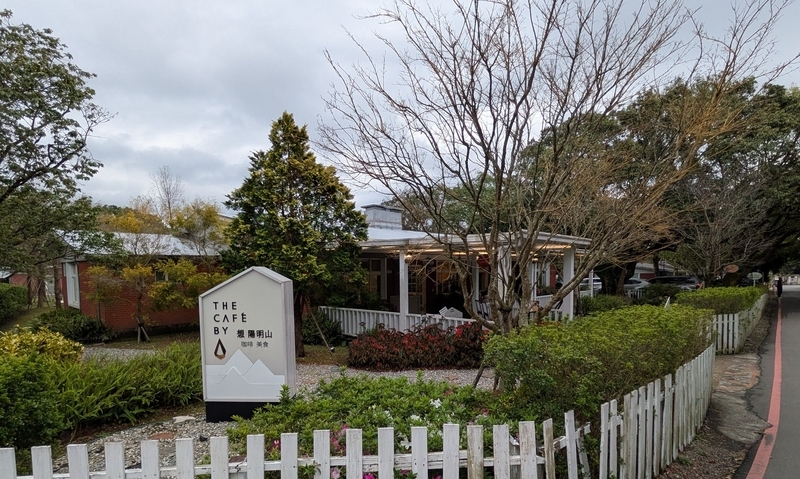 The Cafe 外観 こちらも中央部に建つカフェ「The Caf’e By 想 陽明山」。