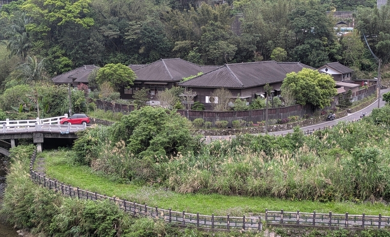 高台から見た建物の全体像。