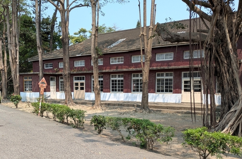 講堂側面 台湾ではあまり見ない建築スタイルの講堂の側面。