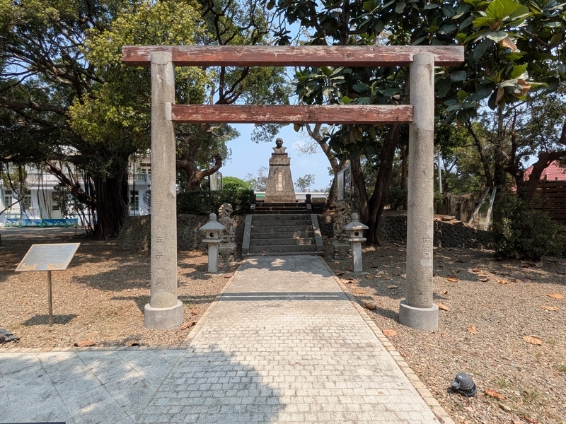 鳥居 敷地内の神社の鳥居と蒋介石の銅像。