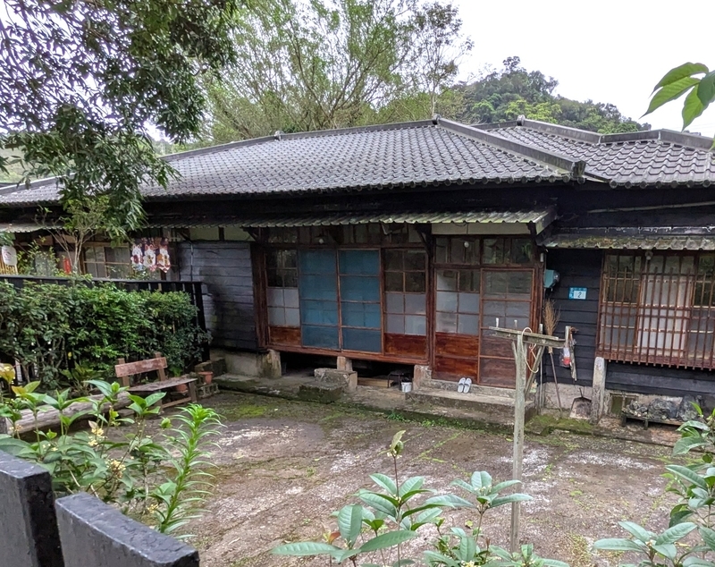 住宅外観 2戸一住宅の奥側が北海道民宿で、手前は未使用の様子。