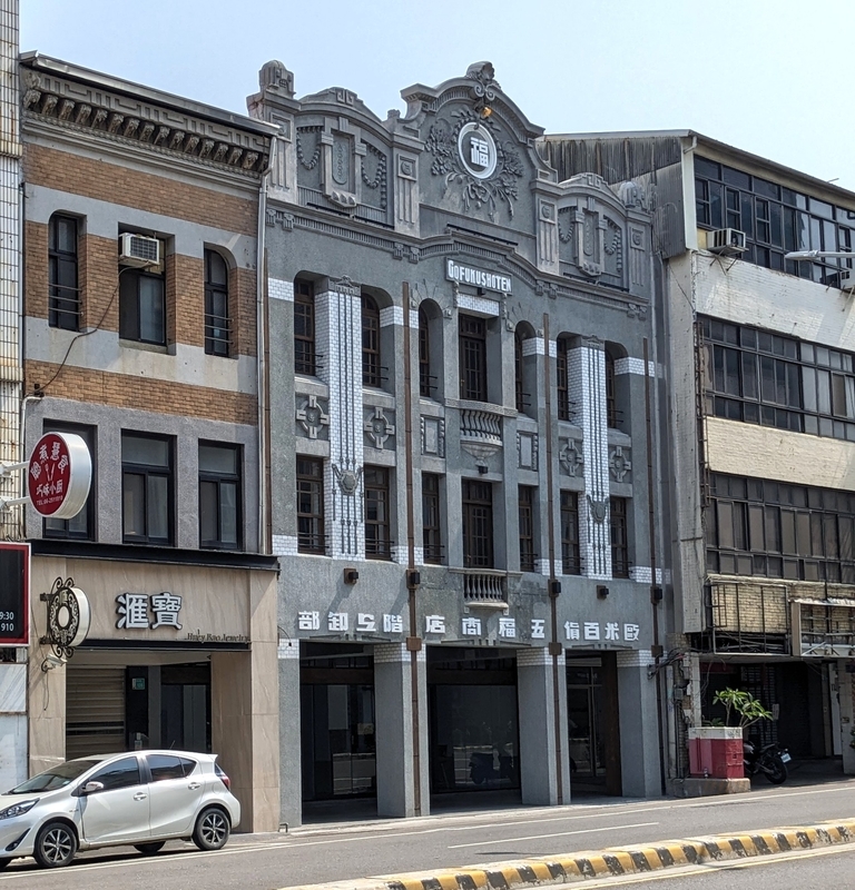 街並みの外観 隣の建物と比べても、その存在感が際立っている。