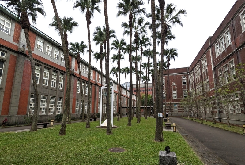 行政大楼と教室棟で囲まれた中庭。