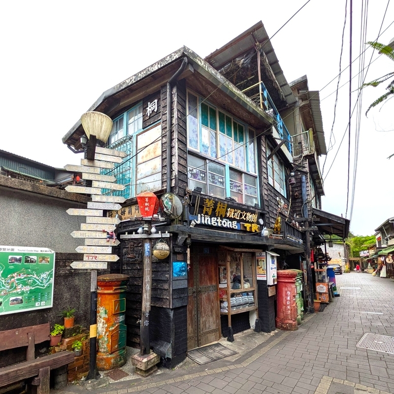 文物館 個性的な佇まいの鉄道文物館。
