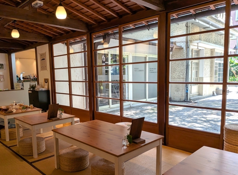 日本家屋でリノベされたレストラン「不老食光」の客席。元々、日本家屋の縁側。