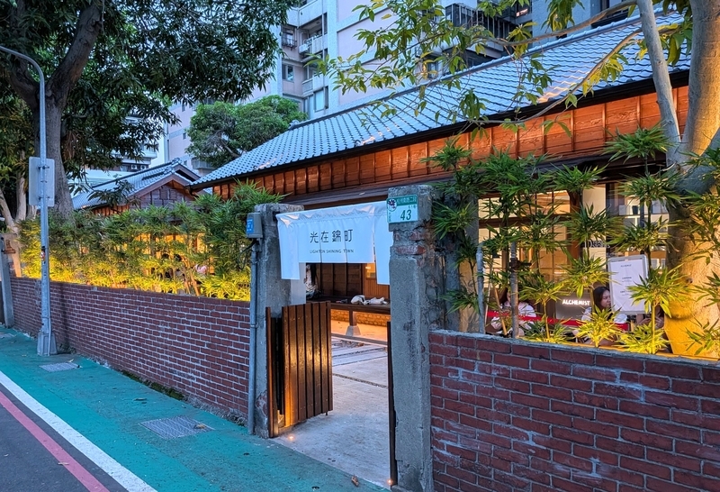 日本家屋リノベ 裏路地側には3棟の日本家屋が、カフェやレストランにリノベされている。