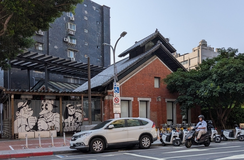 換気口の屋根 道路側からの外観。換気口の屋根。