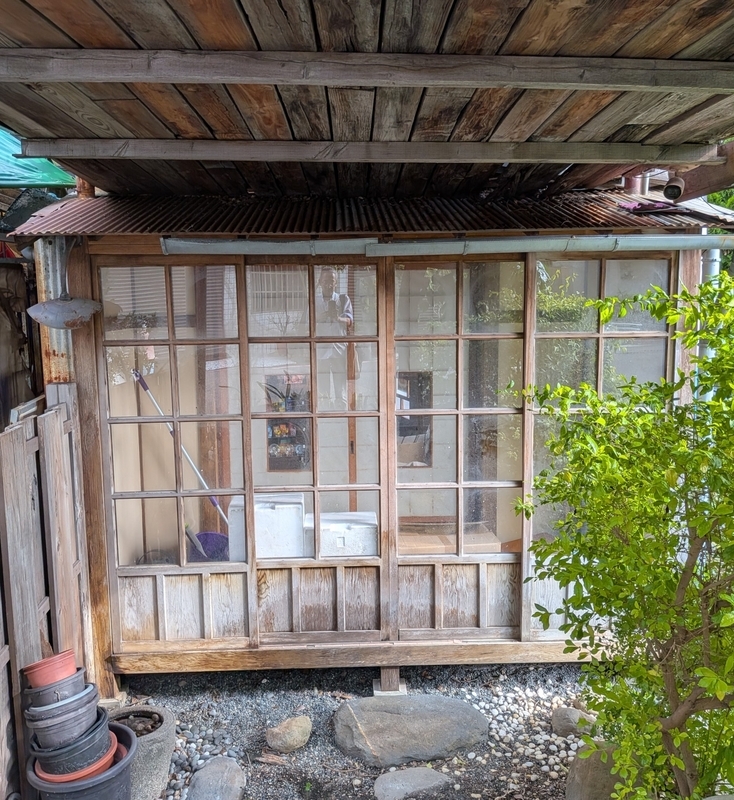 建物の側面 建物の側面も日本家屋の雰囲気を残す。
