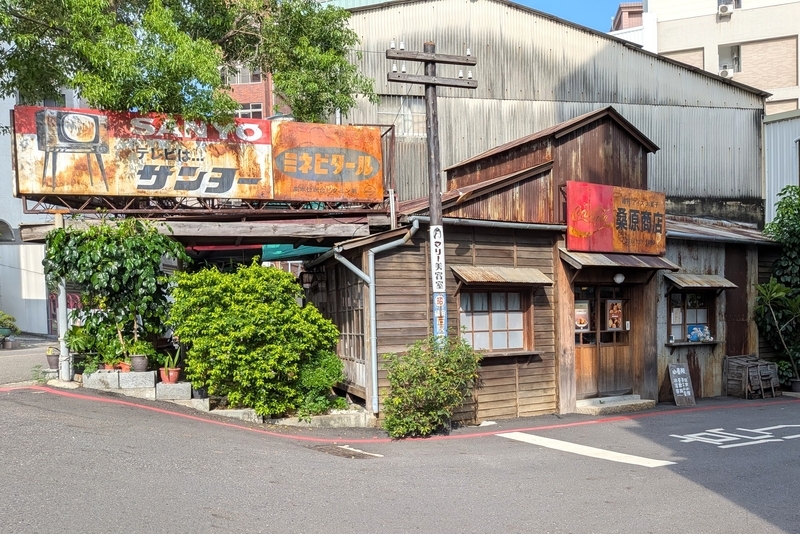 昭和レトロの小道具 サンヨーの看板、電柱などレトロな小道具も豊富。