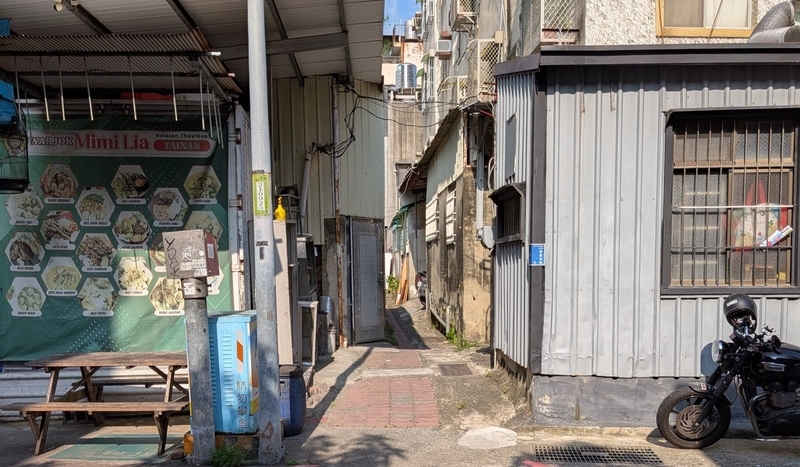 この路地の奥に広がる和の空間。一見しては分からない。