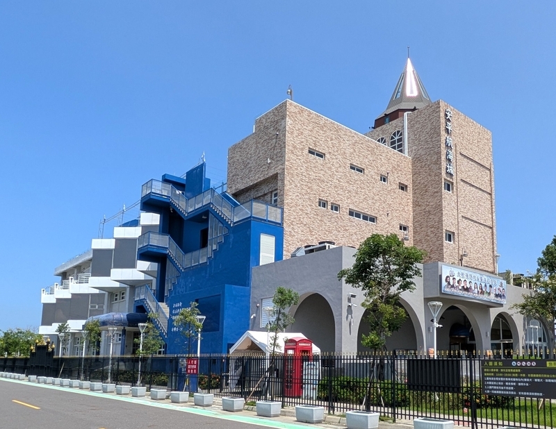 反対側の外観は余計に、航海や城郭をイメージしたデザインが加えられていて、新規なイメージが。
