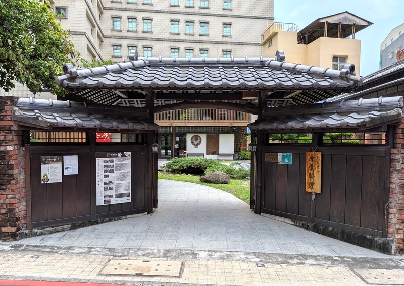 敷地全体の門。