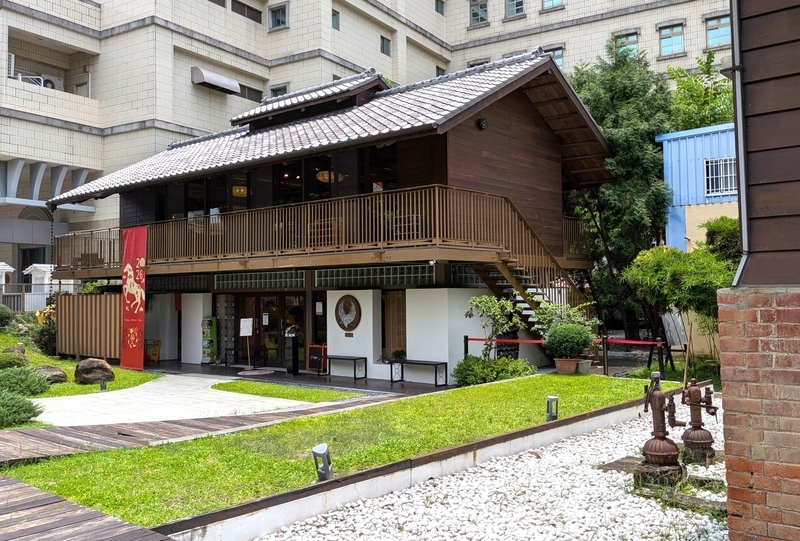 表棟の全体像。