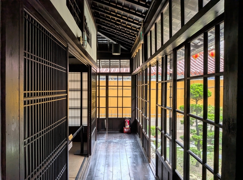 建具の格子がこまかくて美しい。