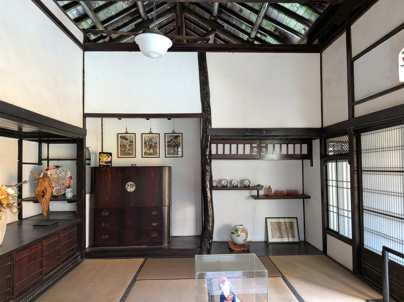 床の間や建具も凝っている。