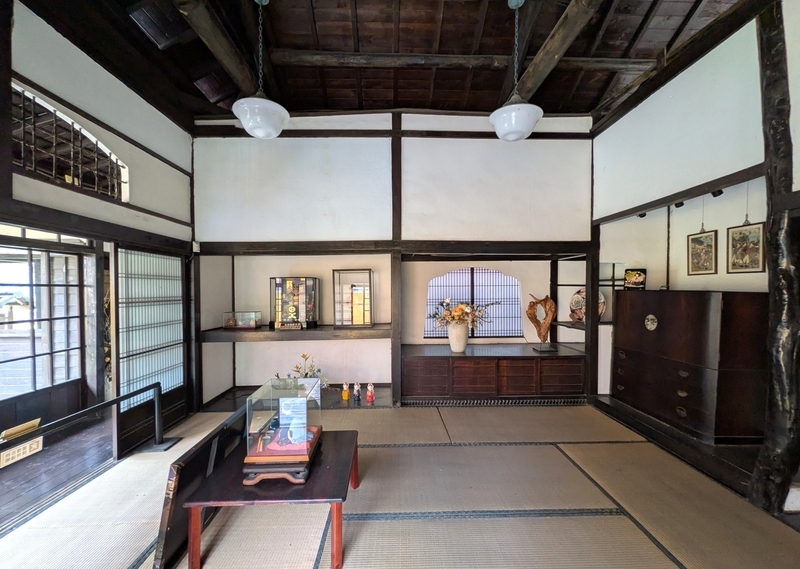 料亭の客室だった空間は展示室に。