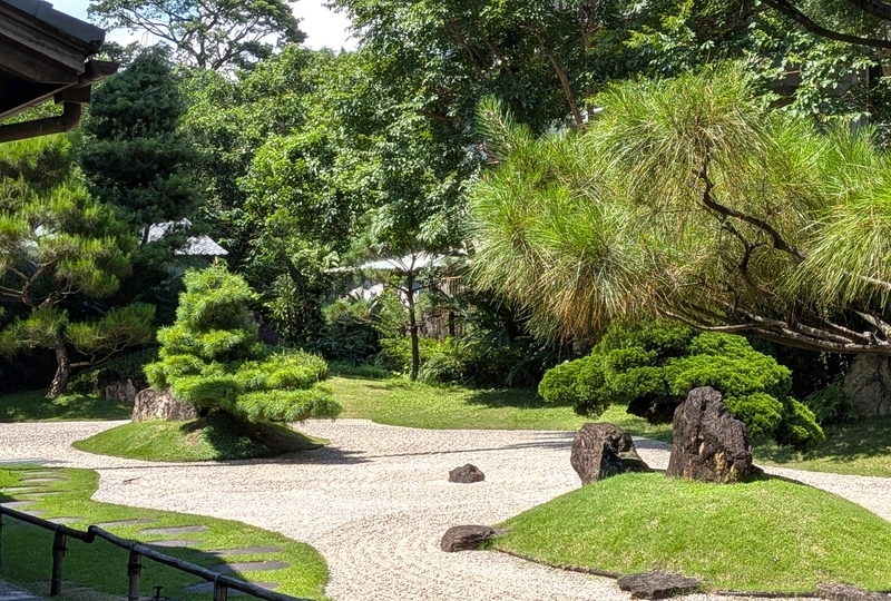 枯山水の日本庭園 よく手入れされている枯山水の日本庭園。手前の島は亀をかたどったもの。奥は鶴。