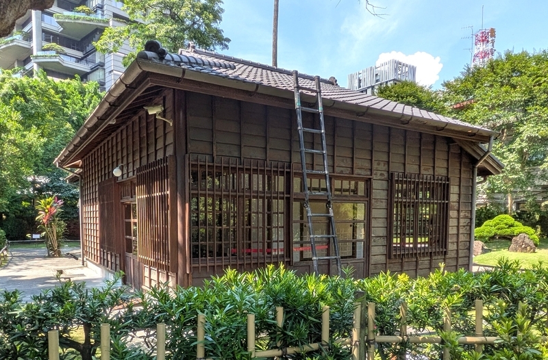 L字型の土間側 L字型の土間側の外観。梯子は手入れ中のもの。