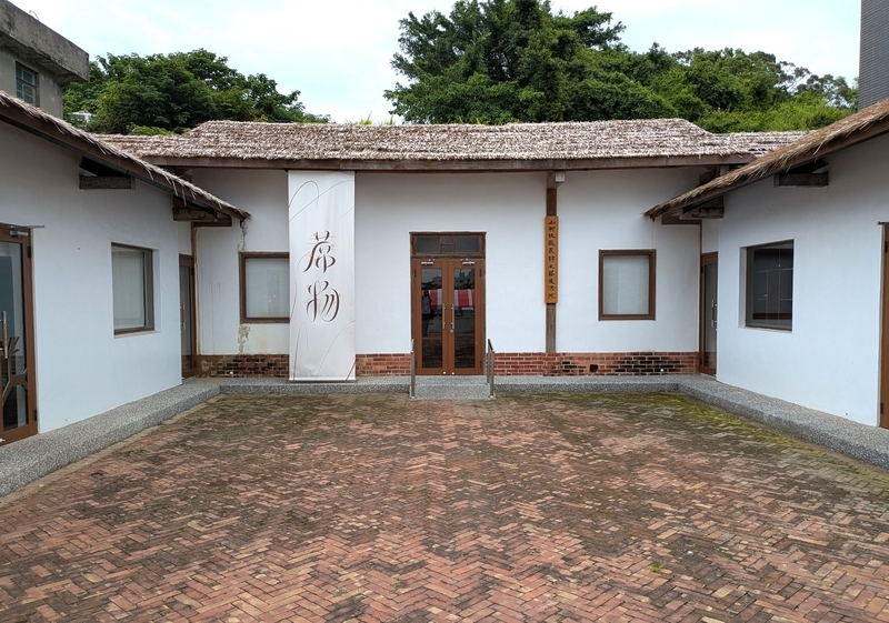 三合院風の建物 コの字型で中庭を囲む三合院風の建物。