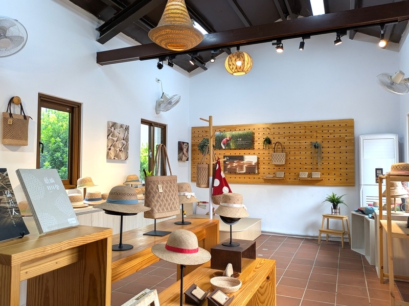 井草工芸ショップ 井草工芸の展示・ショップの様子。