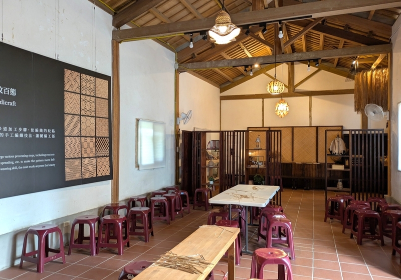 体験ワークショップ 井草工芸品の製作体験やワークショップのできる部屋。中央の建物。