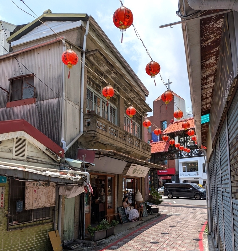 提灯が続く路地 提灯が続く路地からの外観。