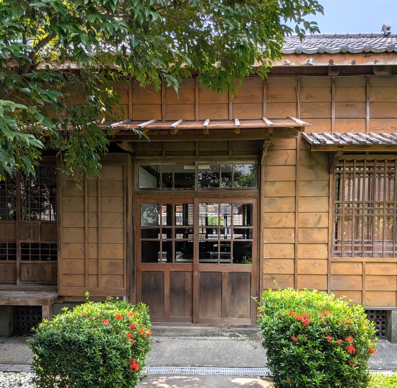 側面の入口も日本家屋の雰囲気。