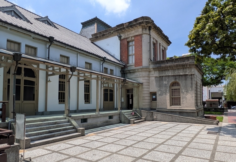 建物裏側 正面のデザインに比べ、裏側は繊細なデザイン。