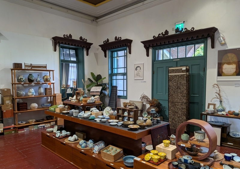 磁器展示 2階での磁器や陶器の展示、販売。