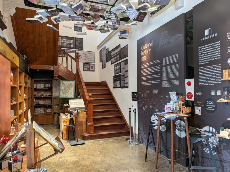歴史展示 1階エントランスホールでは、この施設の歴史などの展示が。