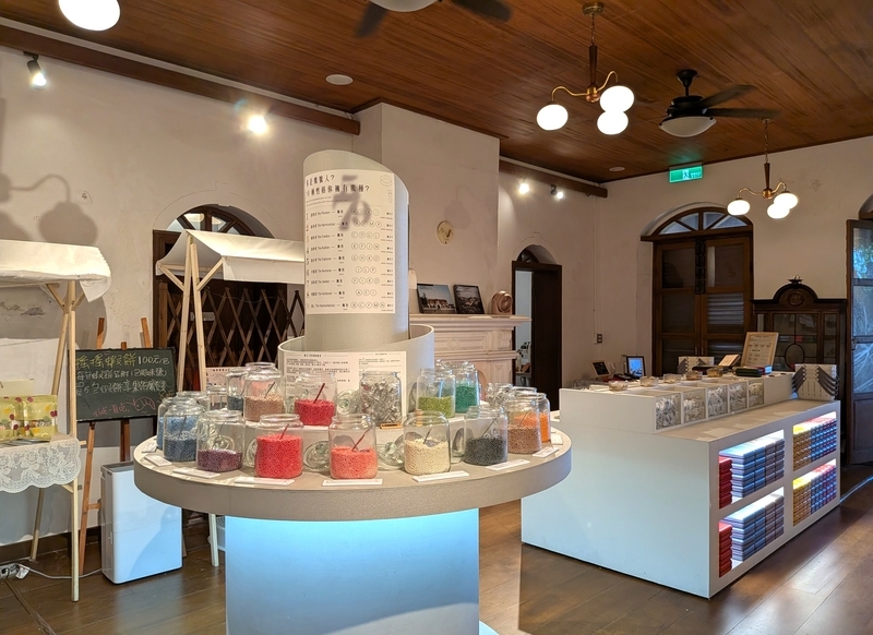 砂糖の展示 砂糖をテーマにした展示やアクセサリーがつくれる空間。