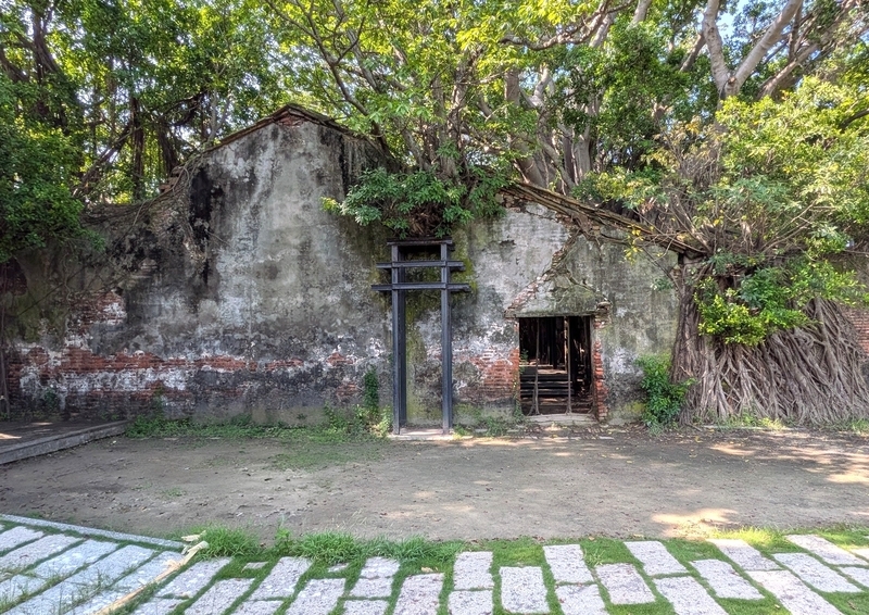 正面外観。建物の朽ち感もいい。