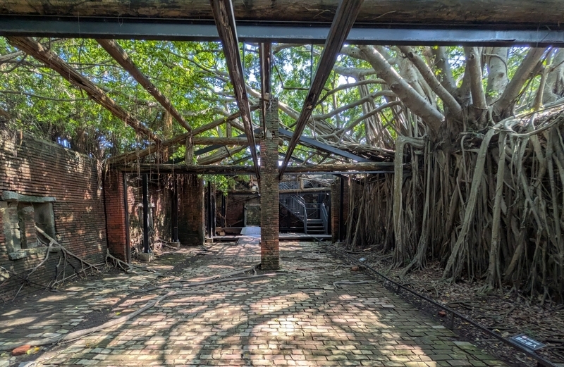 建物？の内部。三角の屋根架構は残る。